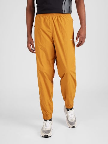 Nike Sportswear Tapered Nadrág - barna: elől