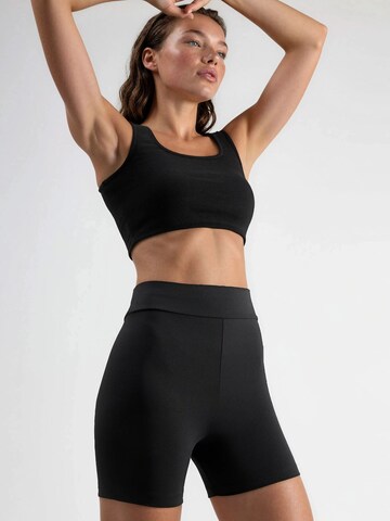Hiccup Skinny Leggings in Black: front