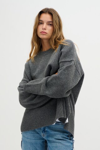 My Essential Wardrobe Oversized sweater in Grey: front