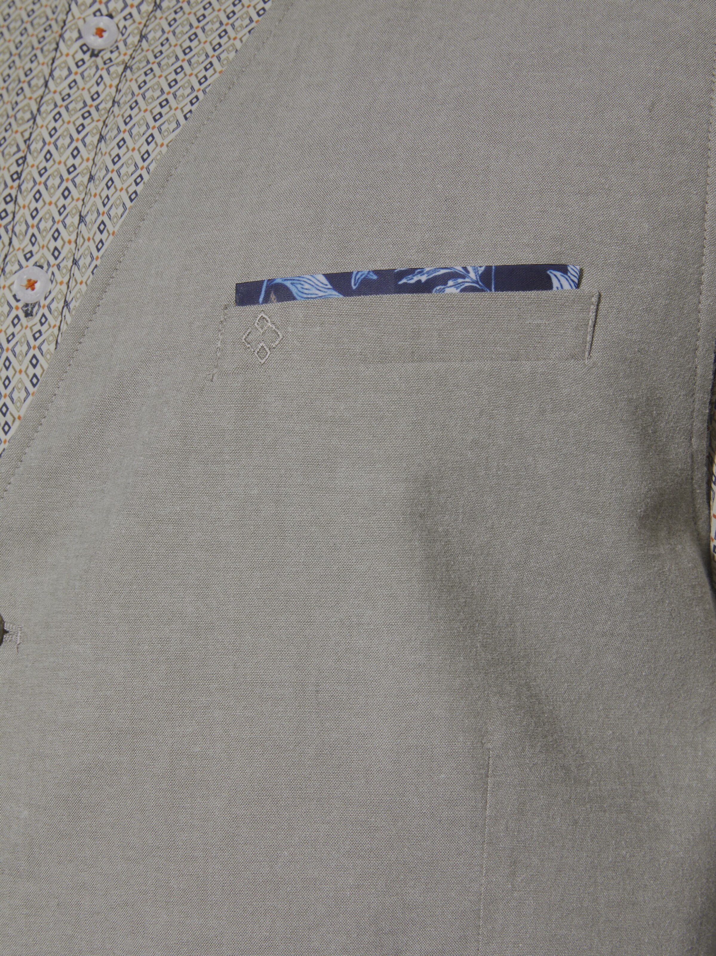 Charles Colby Weste 'Duke Barnabor' in Grau