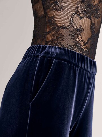 MADELEINE Regular Trousers in Blue