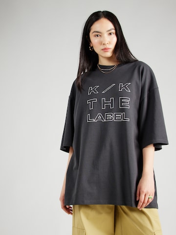 Karo Kauer T-shirt i grå: framsida