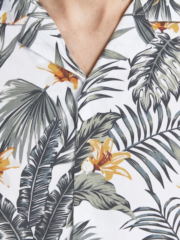 JACK & JONES جينز مريح قميص 'Tropic Resort' بلون أبيض
