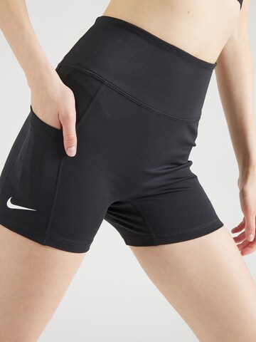 NIKE Slimfit Sportshorts in Schwarz