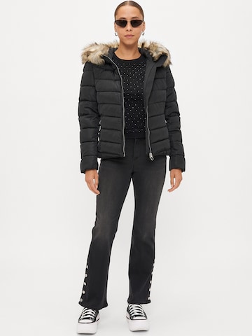 Only Petite Winter jacket 'ONLNEWELLAN' in Black