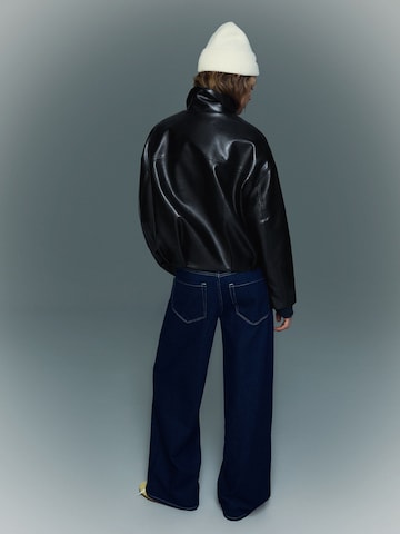 Bershka Välikausitakki värissä musta