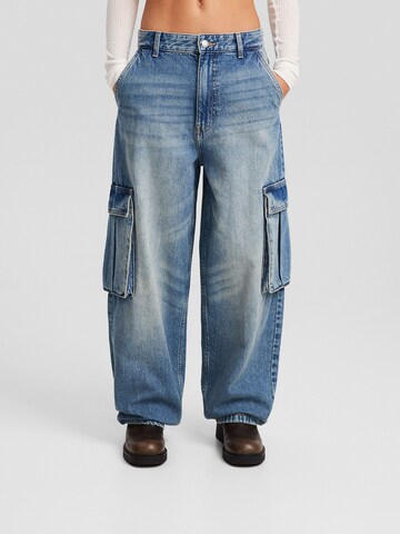 Tapered Jeans cargo di Bershka in blu: frontale