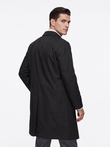 ALLTHEMEN Between-Seasons Coat 'Hauch' in Black