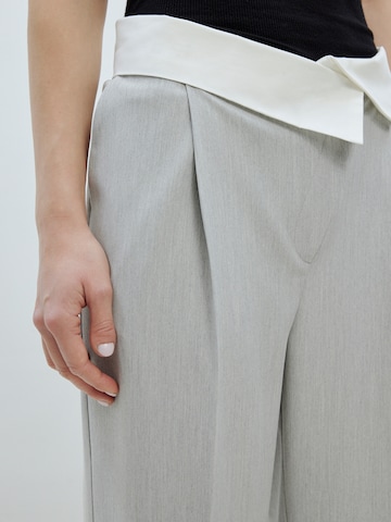 Loosefit Pantaloni con piega frontale 'Martine' di EDITED in grigio
