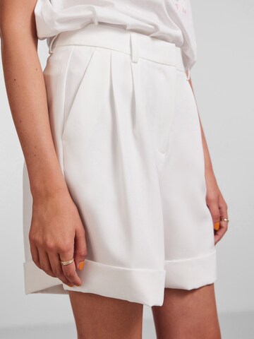 PIECES Regular Pleat-front trousers 'Kyza' in White