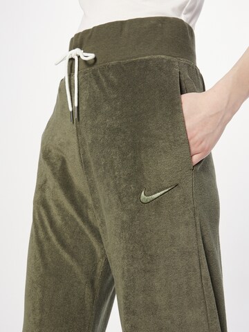 Wide leg Pantaloni di Nike Sportswear in verde