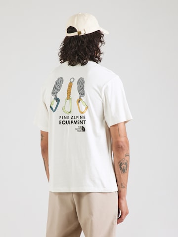 Tricou 'EXPLORE GEAR' de la THE NORTH FACE pe alb: față