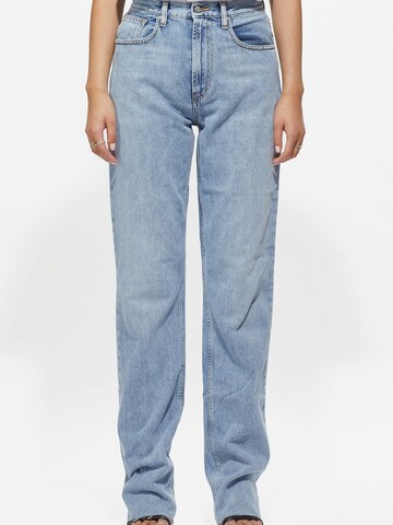 Young Poets Loosefit Jeans 'Kara' in Blauw: voorkant