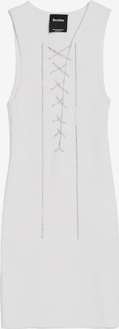 Rochie de la Bershka pe alb: față