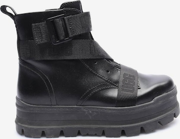 UGG Dress Boots in 37 in Black: front