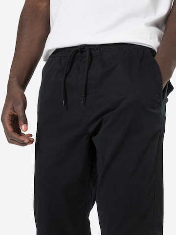 Tapered Pantaloni de la !Solid pe negru