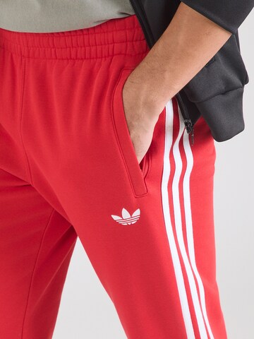 Effilé Pantalon ADIDAS ORIGINALS en rouge