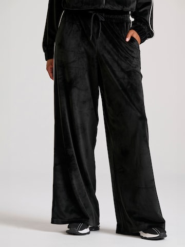 Funky Buddha - Pierna ancha Pantalón en negro: frente