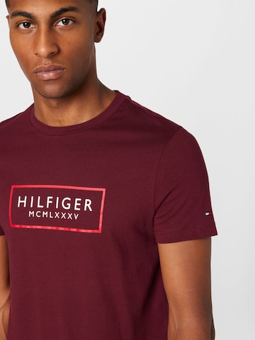 TOMMY HILFIGER T-Shirt 'BOX OUTLINE' in Rot
