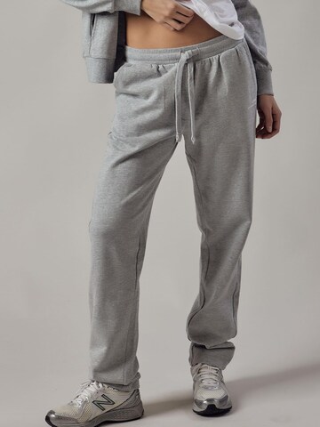 Regular Pantalon 'Felpati Dritti' OWN Off With Nature en gris : devant