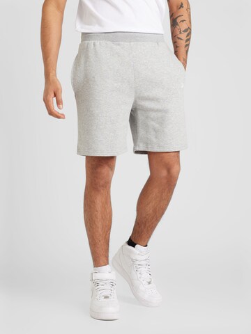 NEW ERA Regular Shorts 'SSENTLS in Grau: predná strana