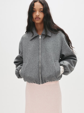 Veste mi-saison Pull&Bear en gris : devant