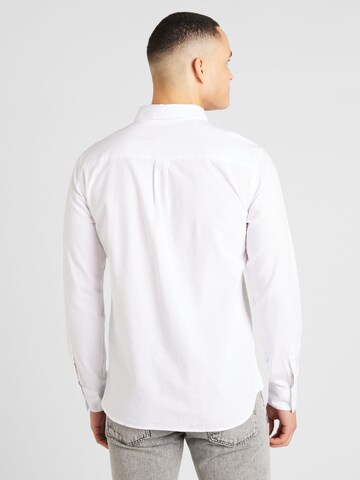 Coupe regular Chemise Lyle & Scott en blanc