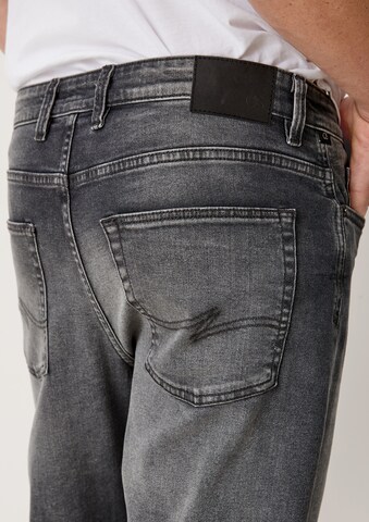 QS Tapered Jeans in Grey