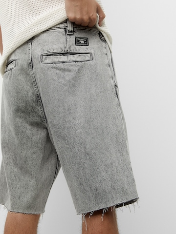 Pull&Bear Zvonové kalhoty Džíny se sklady v pase – šedá