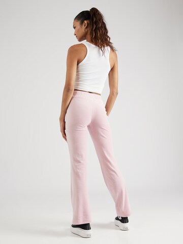 Flared Pantaloni di Gina Tricot in rosa