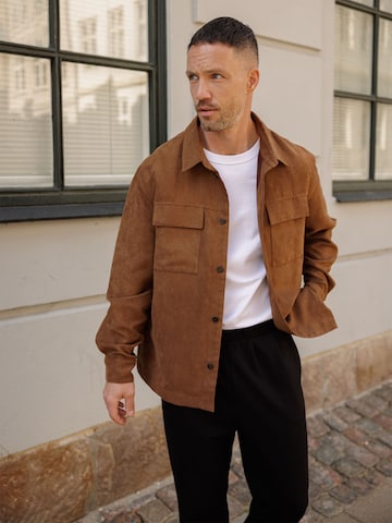 DAN FOX APPAREL Средняя посадка Рубашка 'Maik' в Коричневый