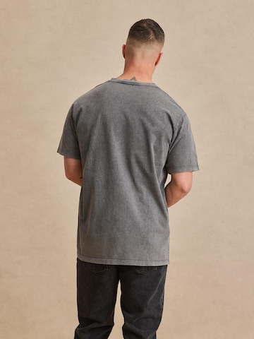 DAN FOX APPAREL T-Shirt 'Tammo' in Grau