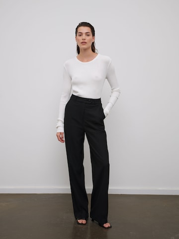 RÆRE by Lorena Rae Regular Pleated Pants 'Joy' in Black