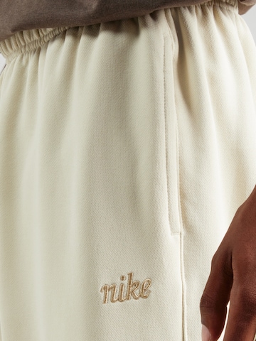 Nike Sportswear Tapered Broek 'CLUB' in Beige