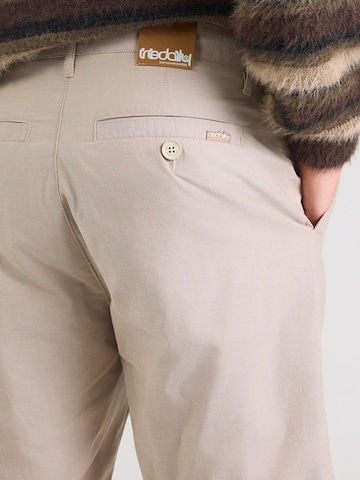 Iriedaily Szabványos Chino nadrág 'Golfer Chambray' - bézs