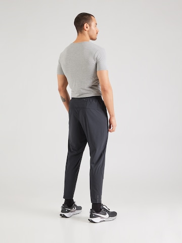 NIKE Tapered Sportbroek 'DAWN RANGE' in Zwart