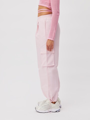 LeGer by Lena Gercke Široke hlačnice Kargo hlače 'Elanor' | roza barva