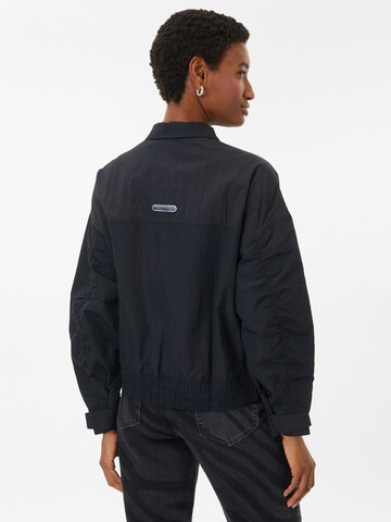 Nike Sportswear Jacke in Schwarz