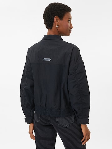 Nike Sportswear - Chaqueta de entretiempo en negro