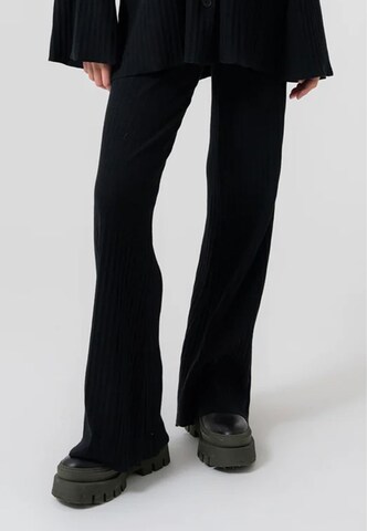 OH APRIL Flared Trousers 'Lyle' in Black: front