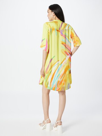 Emily Van Den Bergh Košilové šaty – mix barev