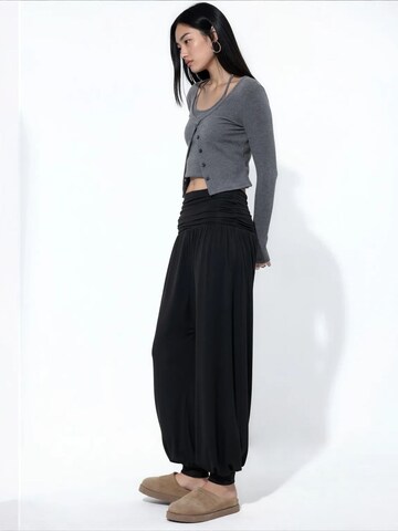 Tapered Pantaloni 'Hose' de la Busem pe negru