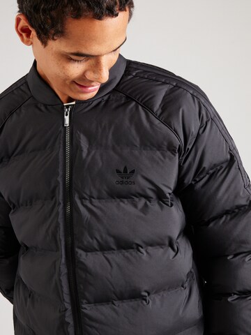 ADIDAS ORIGINALS - Chaqueta de entretiempo en negro