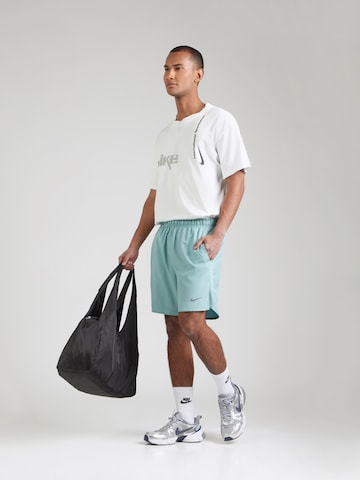 NIKE Regular Sportshorts 'CHALLENGER' in Grün
