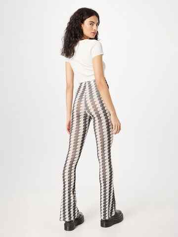 Evazați Pantaloni de la Nasty Gal pe negru