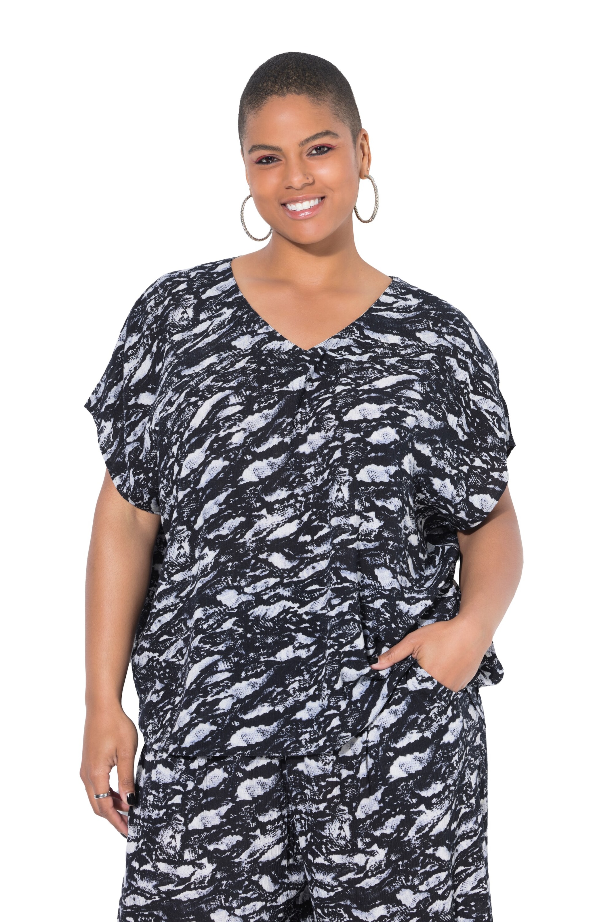 Studio Untold Blouse in Blue: front