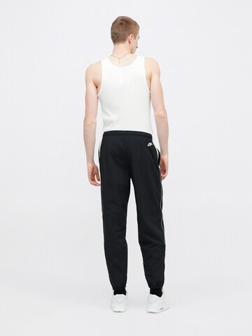 Nike Sportswear - Tapered Pantalón 'CLUB' en negro