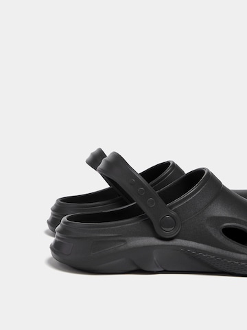 Pull&Bear Clogs in Schwarz