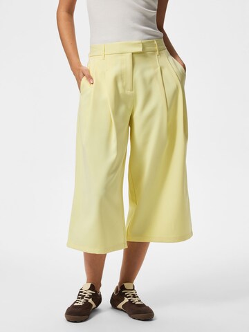 Loosefit Pantaloni 'PCOlivia' di PIECES in giallo: frontale