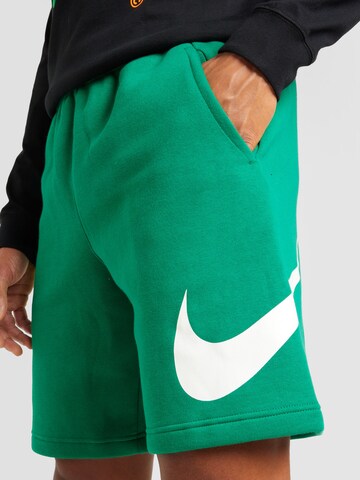 Regular Pantalon 'CLUB' Nike Sportswear en vert